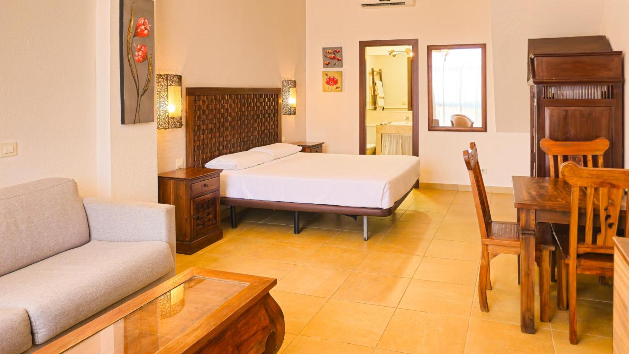 Zahara Sol Villas Y Apartamentos By Qhotels Захара де лос Атунес Екстериор снимка